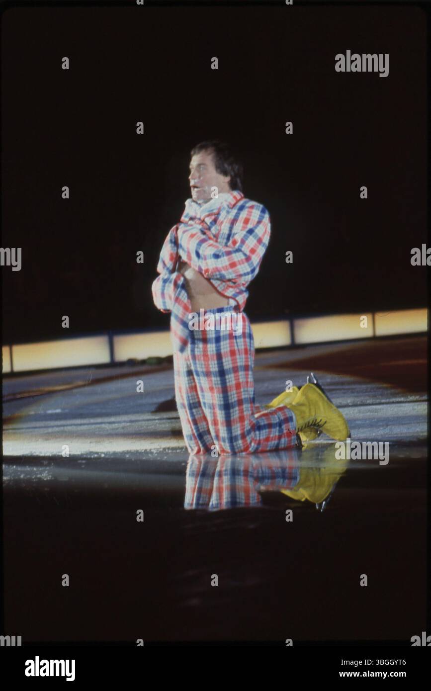 Im Jahr 1980 treten männliche Skater in kariertem Anzug und gelben Skates bei den Ice Follies and Holiday on Ice Events auf dem Ohio State Fairgrounds Coliseum auf, bei denen olympische Skater und Charaktere aus der Sesamstraße gezeigt werden. Stockfoto