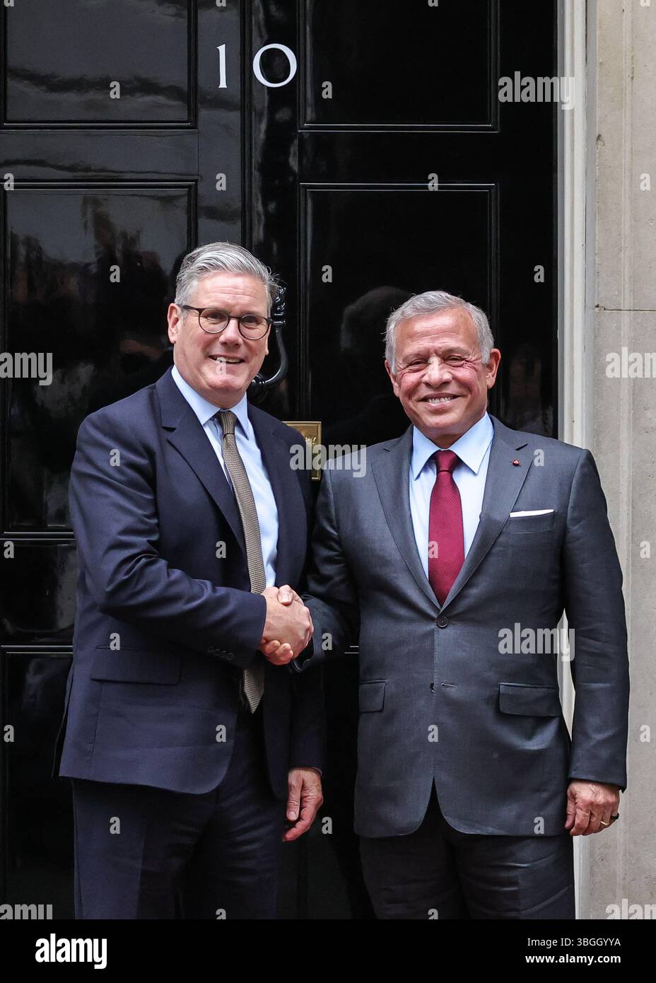 London, Großbritannien. Juni 2025. Sir Keir Starmer, Premierminister des Vereinigten Königreichs, begrüßt Abdullah II. Bin Al-Hussein, den König von Jordanien, heute Nachmittag in der Downing Street 10. Quelle: Imageplotter/Alamy Live News Stockfoto