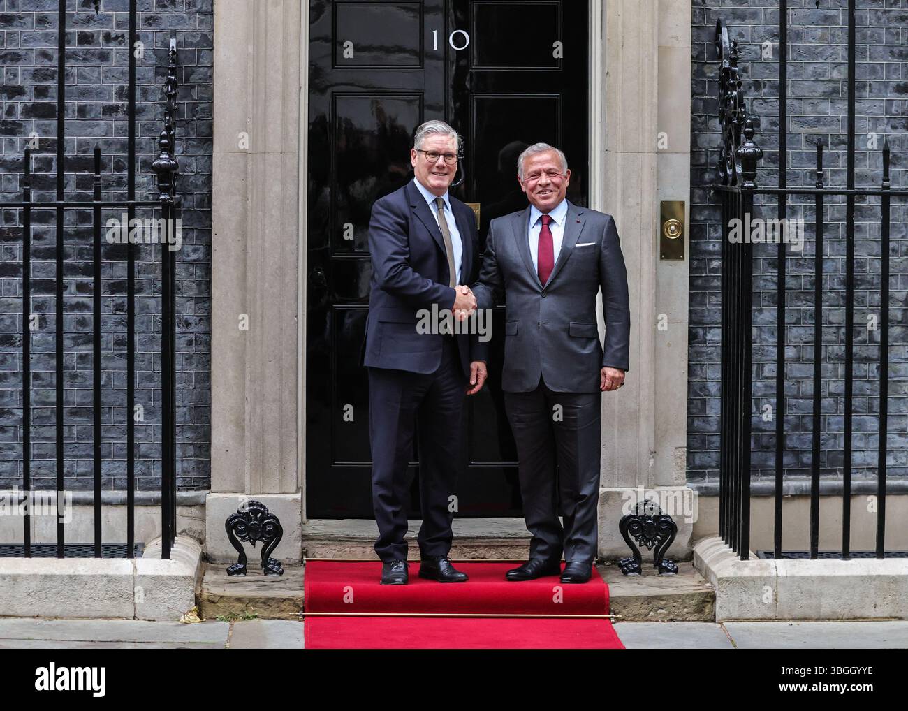 London, Großbritannien. Juni 2025. Sir Keir Starmer, Premierminister des Vereinigten Königreichs, begrüßt Abdullah II. Bin Al-Hussein, den König von Jordanien, heute Nachmittag in der Downing Street 10. Quelle: Imageplotter/Alamy Live News Stockfoto