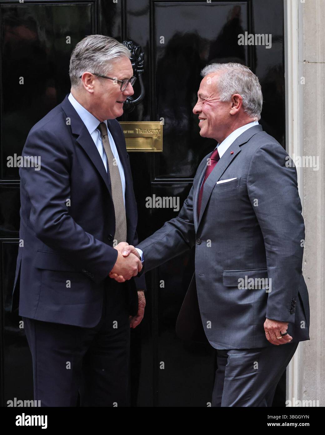 London, Großbritannien. Juni 2025. Sir Keir Starmer, Premierminister des Vereinigten Königreichs, begrüßt Abdullah II. Bin Al-Hussein, den König von Jordanien, heute Nachmittag in der Downing Street 10. Quelle: Imageplotter/Alamy Live News Stockfoto