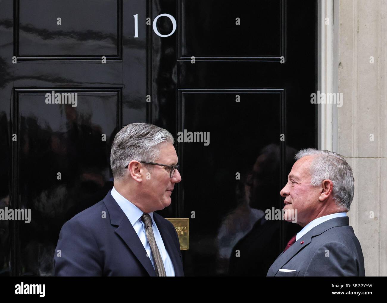 London, Großbritannien. Juni 2025. Sir Keir Starmer, Premierminister des Vereinigten Königreichs, begrüßt Abdullah II. Bin Al-Hussein, den König von Jordanien, heute Nachmittag in der Downing Street 10. Quelle: Imageplotter/Alamy Live News Stockfoto