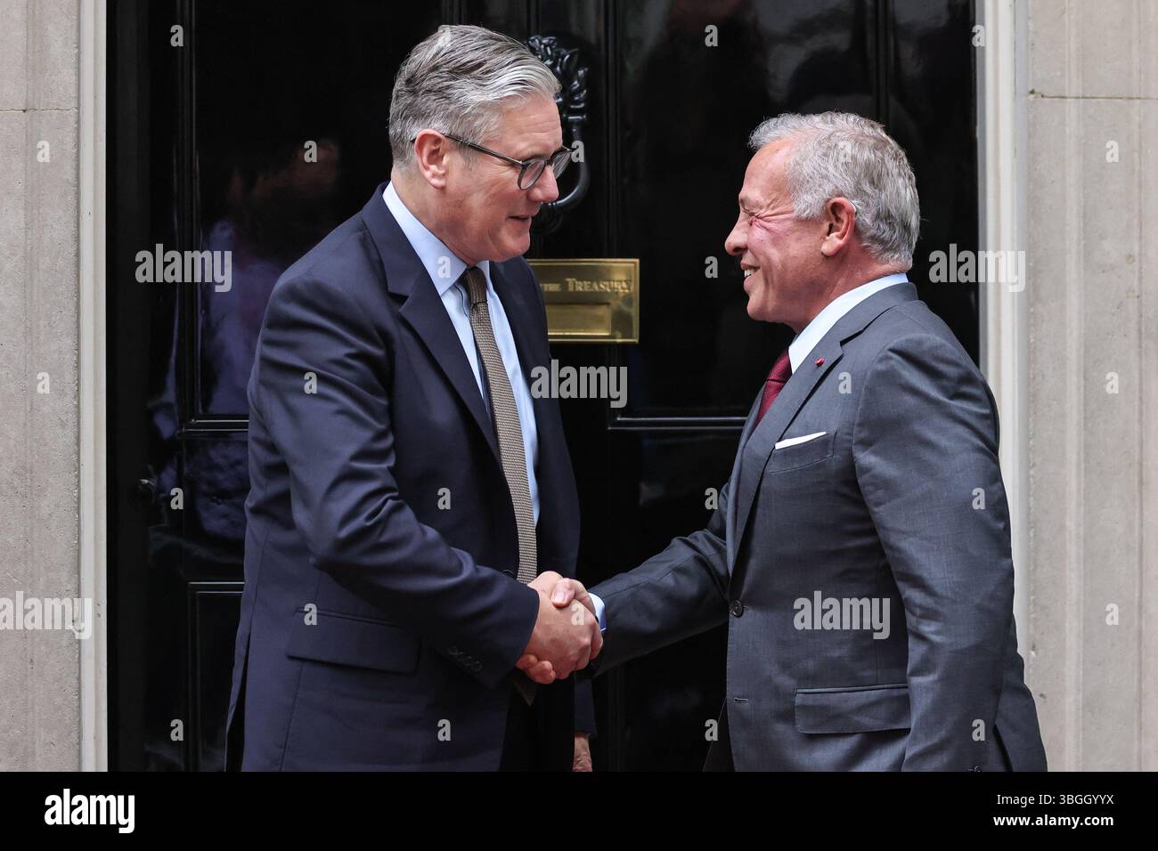London, Großbritannien. Juni 2025. Sir Keir Starmer, Premierminister des Vereinigten Königreichs, begrüßt Abdullah II. Bin Al-Hussein, den König von Jordanien, heute Nachmittag in der Downing Street 10. Quelle: Imageplotter/Alamy Live News Stockfoto