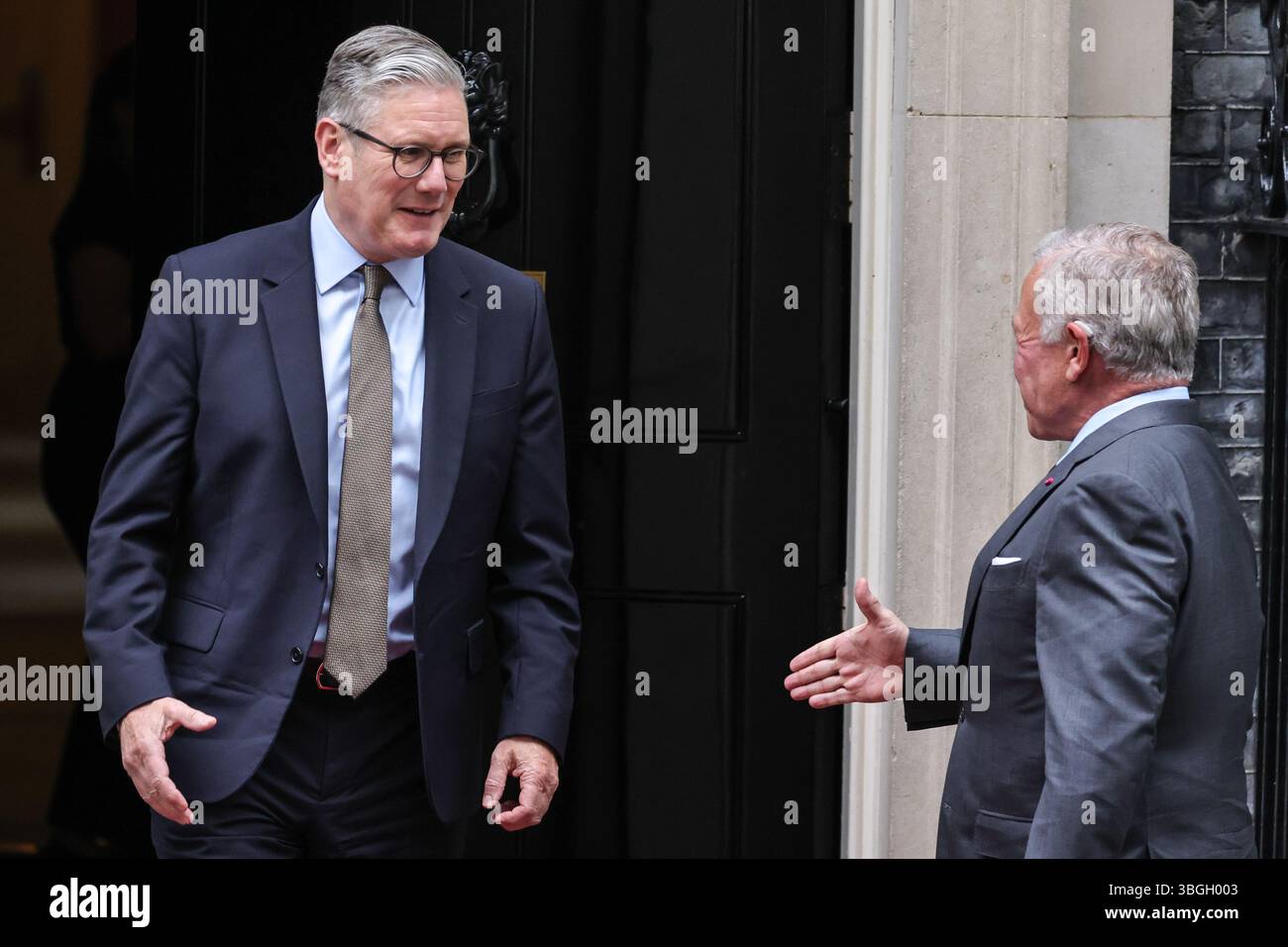 London, Großbritannien. Juni 2025. Sir Keir Starmer, Premierminister des Vereinigten Königreichs, begrüßt Abdullah II. Bin Al-Hussein, den König von Jordanien, heute Nachmittag in der Downing Street 10. Quelle: Imageplotter/Alamy Live News Stockfoto