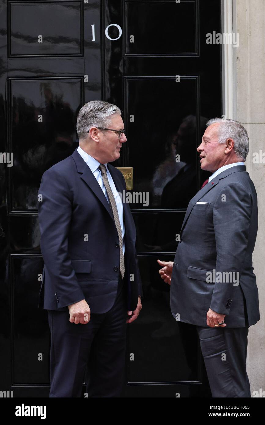 London, Großbritannien. Juni 2025. Sir Keir Starmer, Premierminister des Vereinigten Königreichs, begrüßt Abdullah II. Bin Al-Hussein, den König von Jordanien, heute Nachmittag in der Downing Street 10. Quelle: Imageplotter/Alamy Live News Stockfoto
