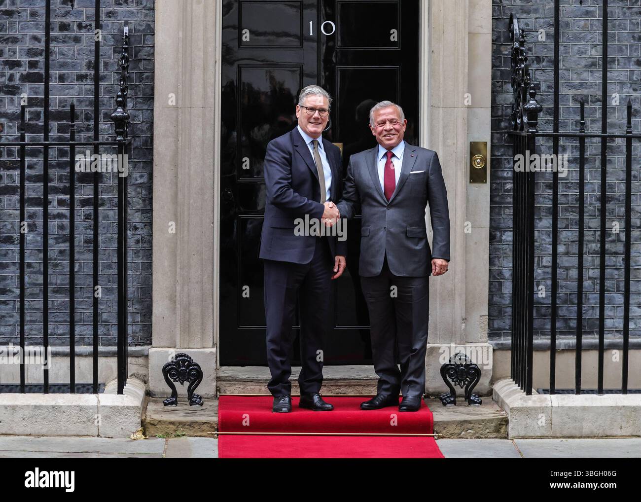 London, Großbritannien. Juni 2025. Sir Keir Starmer, Premierminister des Vereinigten Königreichs, begrüßt Abdullah II. Bin Al-Hussein, den König von Jordanien, heute Nachmittag in der Downing Street 10. Quelle: Imageplotter/Alamy Live News Stockfoto