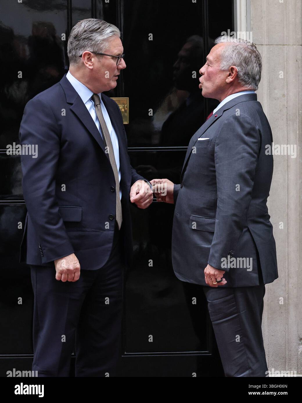 London, Großbritannien. Juni 2025. Sir Keir Starmer, Premierminister des Vereinigten Königreichs, begrüßt Abdullah II. Bin Al-Hussein, den König von Jordanien, heute Nachmittag in der Downing Street 10. Quelle: Imageplotter/Alamy Live News Stockfoto