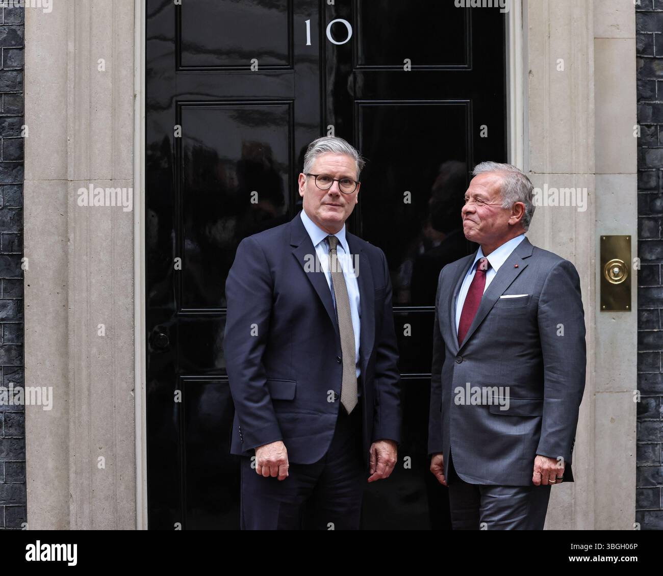 London, Großbritannien. Juni 2025. Sir Keir Starmer, Premierminister des Vereinigten Königreichs, begrüßt Abdullah II. Bin Al-Hussein, den König von Jordanien, heute Nachmittag in der Downing Street 10. Quelle: Imageplotter/Alamy Live News Stockfoto