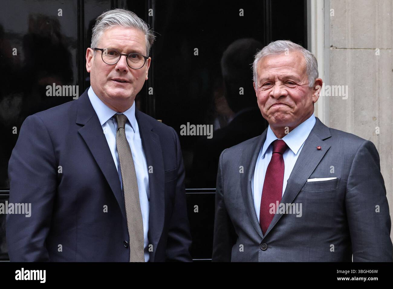 London, Großbritannien. Juni 2025. Sir Keir Starmer, Premierminister des Vereinigten Königreichs, begrüßt Abdullah II. Bin Al-Hussein, den König von Jordanien, heute Nachmittag in der Downing Street 10. Quelle: Imageplotter/Alamy Live News Stockfoto
