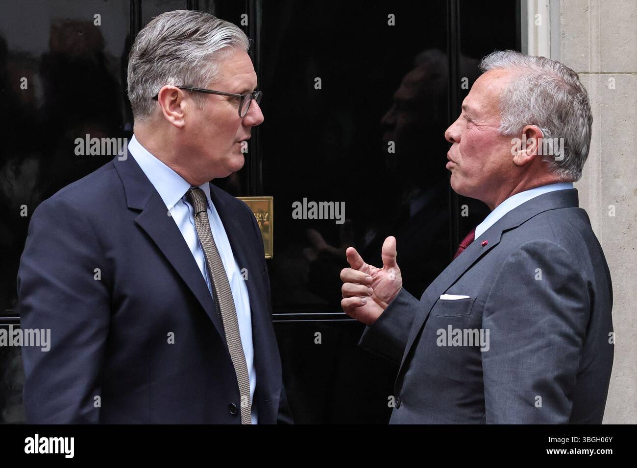 London, Großbritannien. Juni 2025. Sir Keir Starmer, Premierminister des Vereinigten Königreichs, begrüßt Abdullah II. Bin Al-Hussein, den König von Jordanien, heute Nachmittag in der Downing Street 10. Quelle: Imageplotter/Alamy Live News Stockfoto