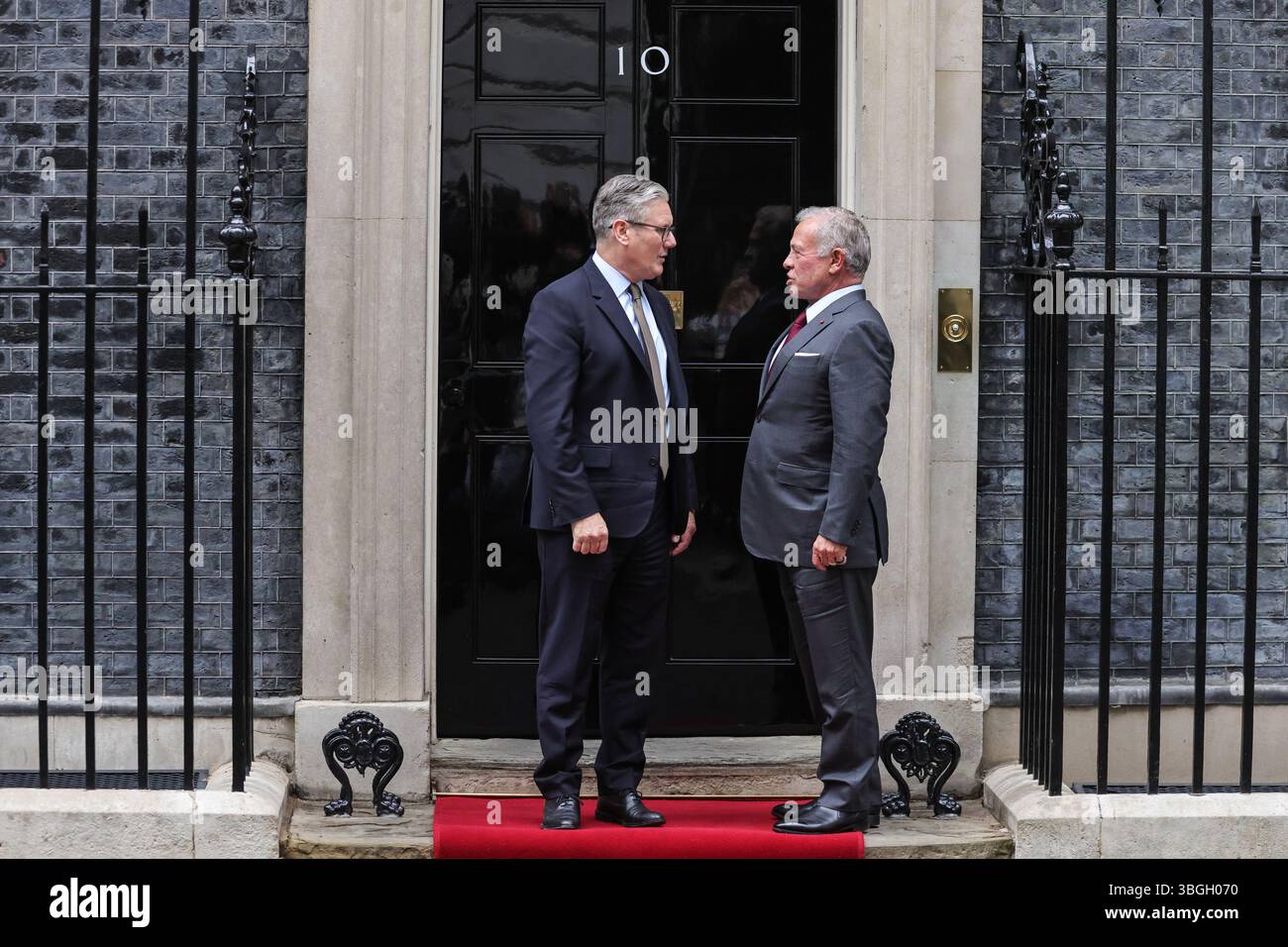 London, Großbritannien. Juni 2025. Sir Keir Starmer, Premierminister des Vereinigten Königreichs, begrüßt Abdullah II. Bin Al-Hussein, den König von Jordanien, heute Nachmittag in der Downing Street 10. Quelle: Imageplotter/Alamy Live News Stockfoto