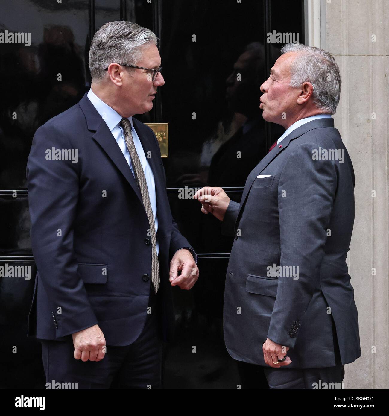 London, Großbritannien. Juni 2025. Sir Keir Starmer, Premierminister des Vereinigten Königreichs, begrüßt Abdullah II. Bin Al-Hussein, den König von Jordanien, heute Nachmittag in der Downing Street 10. Quelle: Imageplotter/Alamy Live News Stockfoto