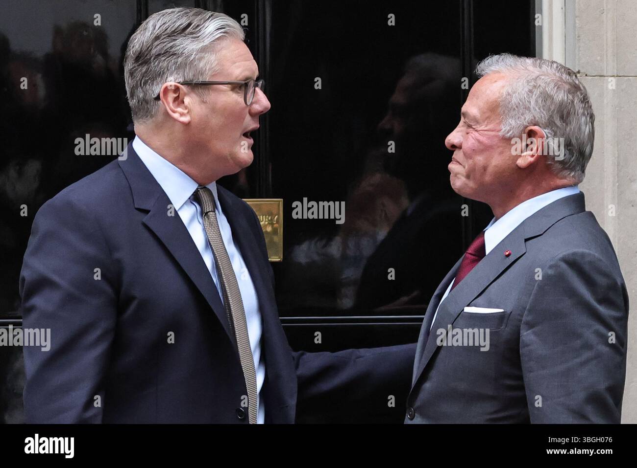 London, Großbritannien. Juni 2025. Sir Keir Starmer, Premierminister des Vereinigten Königreichs, begrüßt Abdullah II. Bin Al-Hussein, den König von Jordanien, heute Nachmittag in der Downing Street 10. Quelle: Imageplotter/Alamy Live News Stockfoto