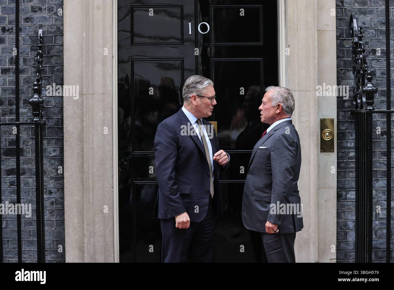 London, Großbritannien. Juni 2025. Sir Keir Starmer, Premierminister des Vereinigten Königreichs, begrüßt Abdullah II. Bin Al-Hussein, den König von Jordanien, heute Nachmittag in der Downing Street 10. Quelle: Imageplotter/Alamy Live News Stockfoto