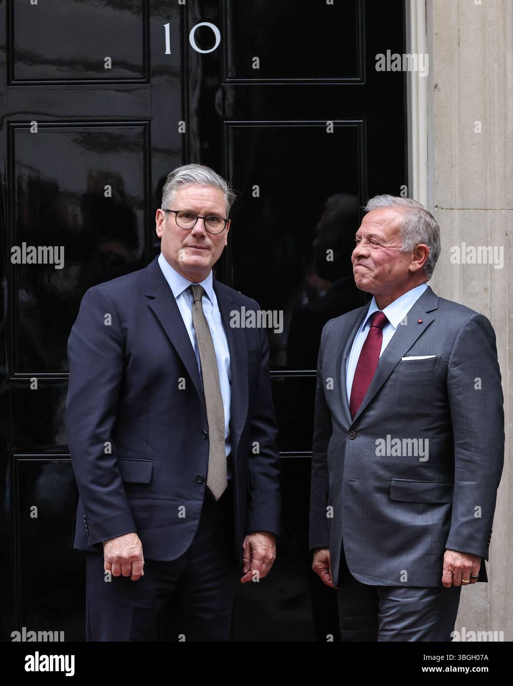 London, Großbritannien. Juni 2025. Sir Keir Starmer, Premierminister des Vereinigten Königreichs, begrüßt Abdullah II. Bin Al-Hussein, den König von Jordanien, heute Nachmittag in der Downing Street 10. Quelle: Imageplotter/Alamy Live News Stockfoto