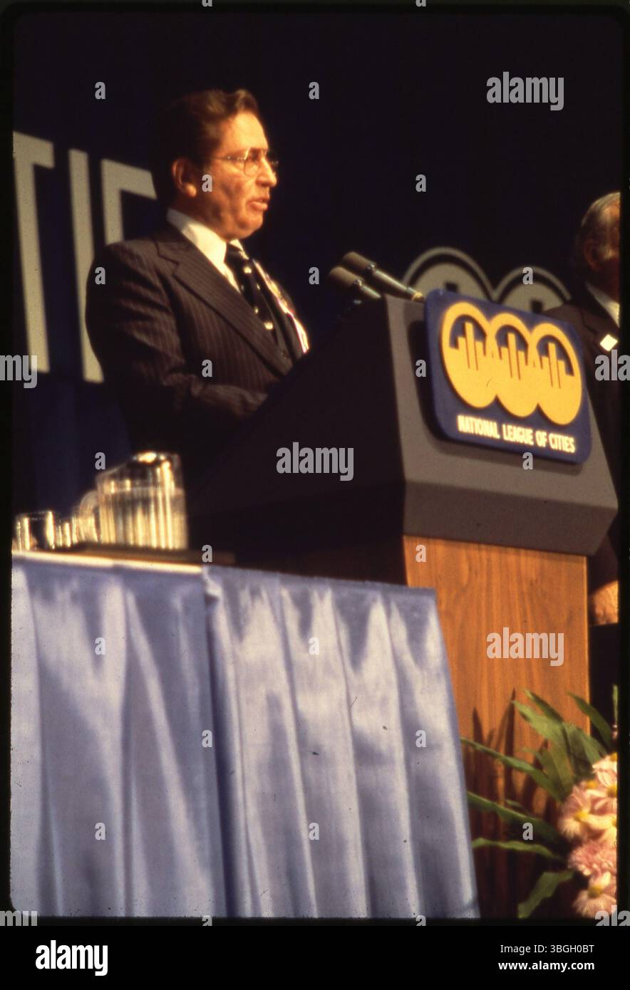 Tom Moody, ehemaliger Bürgermeister von Columbus, spricht 1982 auf dem National League of Cities Congress. Im Mittelpunkt der Veranstaltung stehen Stadtverwaltung und kommunale Fragen. Stockfoto