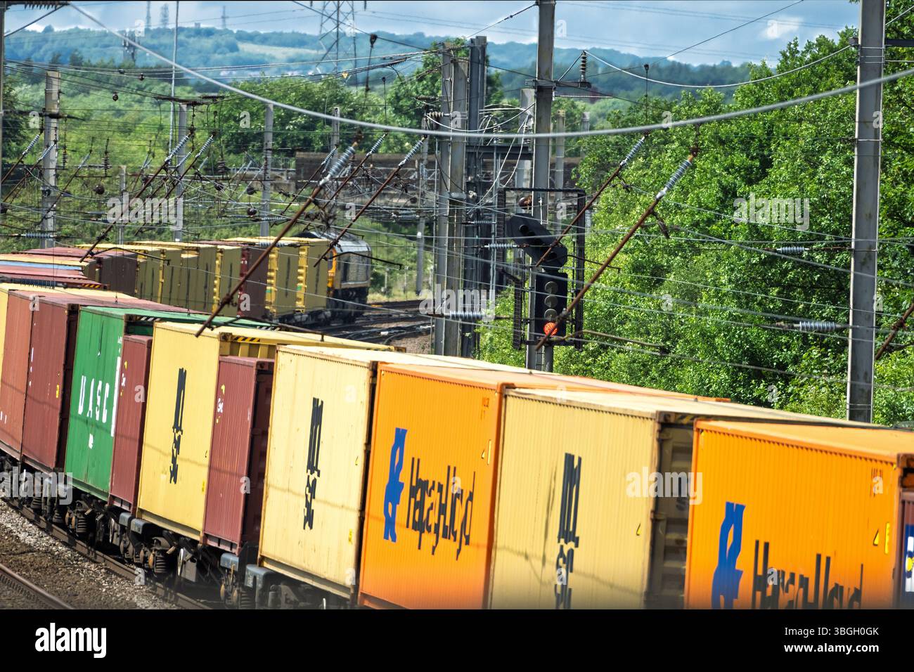 Die dieselelektrische Güterlokomotive der GBRf-Güterklasse 66 mit dem Namen Blue Lightning, die Container auf der Westküste-Hauptstrecke in Winwick transportiert. Stockfoto