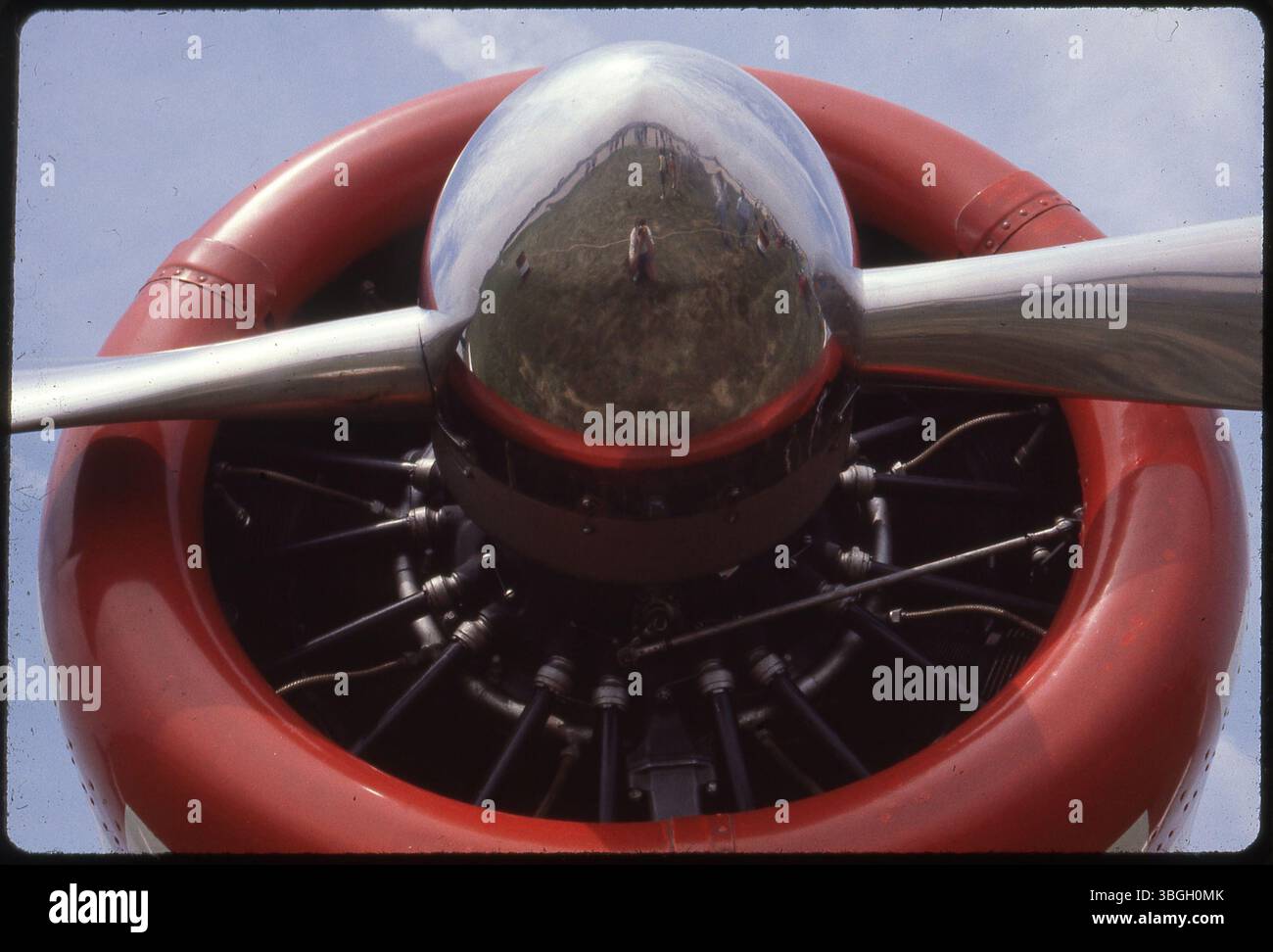 Foto der Vorderansicht eines Propellerflugzeugtriebwerks mit den Propellerblättern und Motorkomponenten. Stockfoto