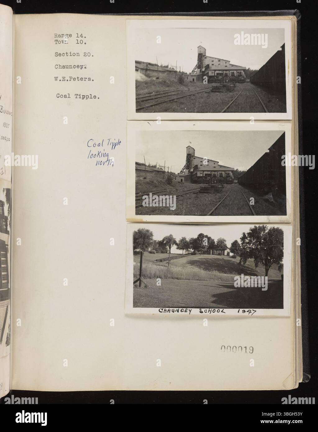 Range Book v. 15 dokumentiert die ländliche Geschichte der Dover Township im Athens County, Ohio, von 1934 bis 1947. Durch die Fotografien von W. E. Peters erfasst dieses Sammelalbum wichtige Elemente der lokalen Landschaft, darunter die Hügel der Ureinwohner, Bergbaustätten und ländliche Schulhäuser, die vom Verschwinden bedroht waren. Stockfoto