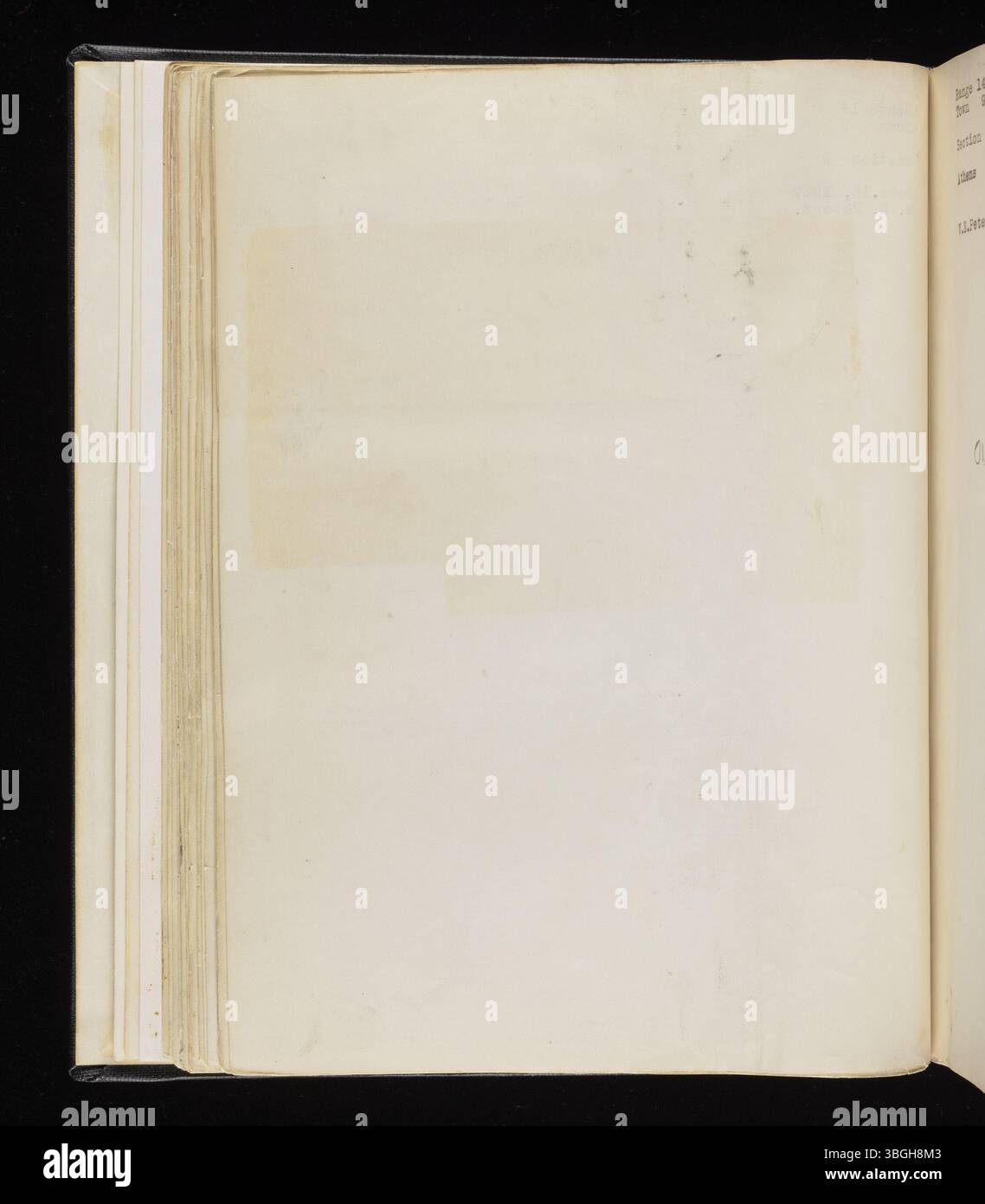 Dieses Foto aus W.E. Peters' Range Book v. 05 zeigt historische Stätten in Athens Township, Athens County, Ohio, einschließlich der Hügel der Ureinwohner, Friedhöfe und Bildungsgebäude. Peters konzentrierte sich darauf, diese Wahrzeichen durch Fotografie zu bewahren, insbesondere jene, die vom Verschwinden bedroht waren. Seite 53 zeigt Kirchen in Glouster, Trimble Township. Stockfoto