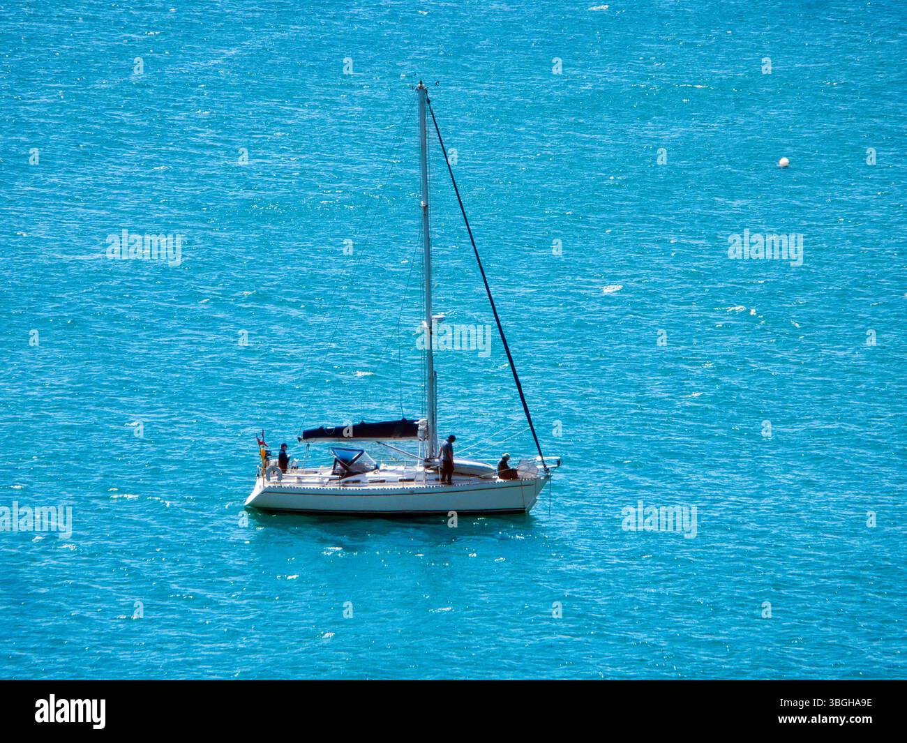 Segelyacht in Sea, Großbritannien Stockfoto