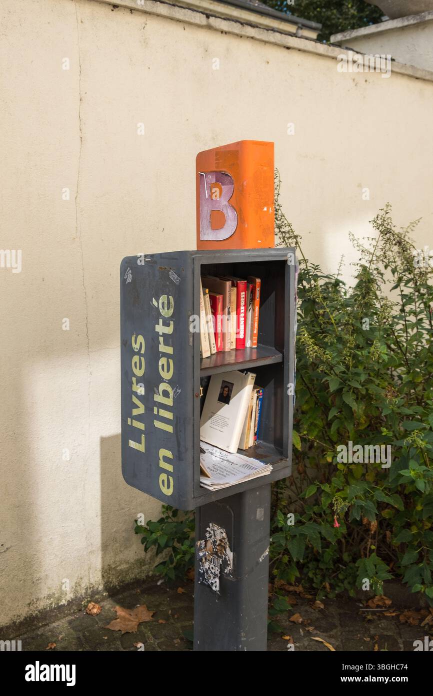 Kleines öffentliches Bücherregal mit kostenlosen Büchern in Chinon, Loire, Frankreich Stockfoto