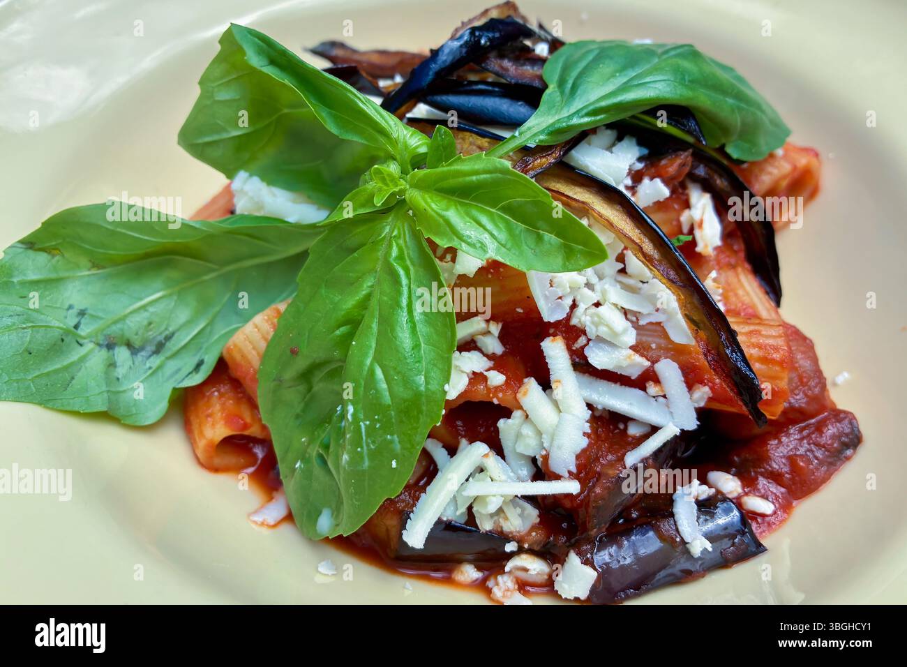 Pasta alla Norma (sizilianische Auberginen-Pasta) Stockfoto