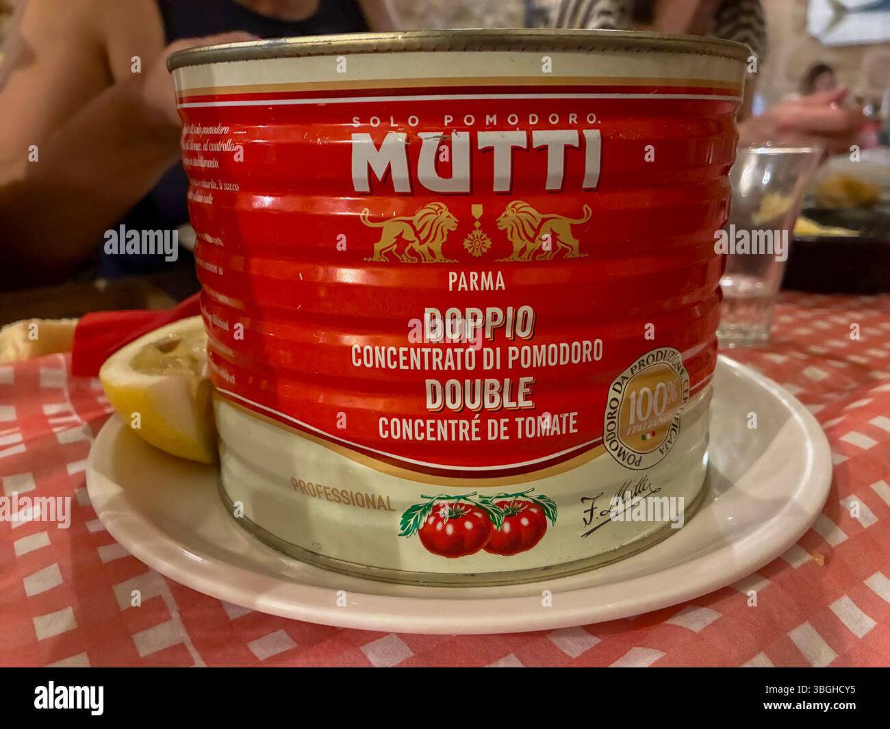 Tomatenkonzentrat auf dem Restauranttisch in Palermo Stockfoto