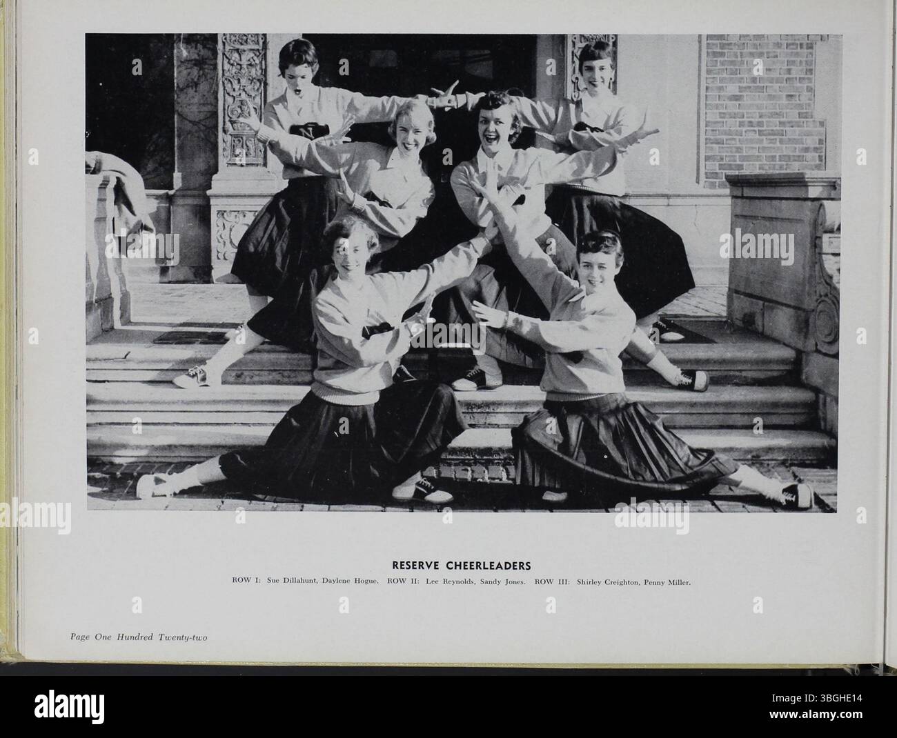 Dieses Jahrbuch von der North High School in Columbus 1956 beschreibt die Gründung, die Architekturgeschichte und die spätere Umwandlung in die Columbus International High School. Stockfoto