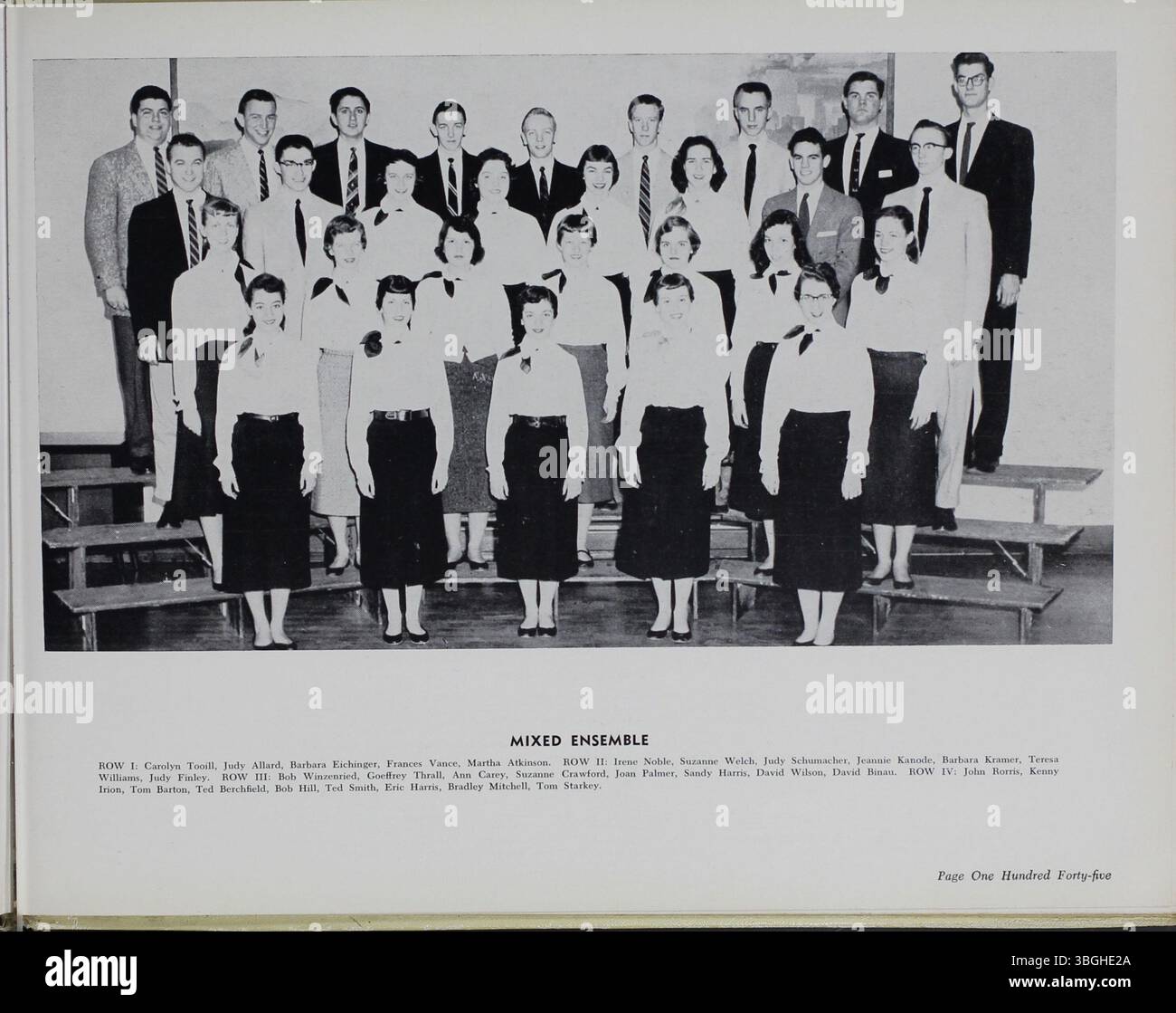 Das Jahrbuch 1956 der North High School dokumentiert seine Entwicklung vom Gebäude im romanischen Stil der 1890er Jahre bis zu seiner Schließung 1979 und ihrer Wiedereröffnung als Columbus International High School im Jahr 2012. Stockfoto