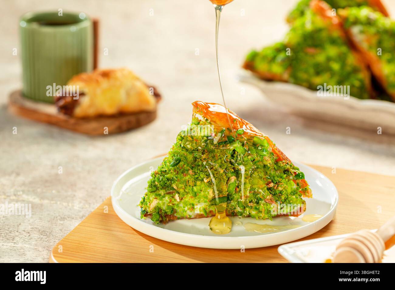 Warbat mit Sahne, Honig und Pistazien, türkisches Dessert. Stockfoto