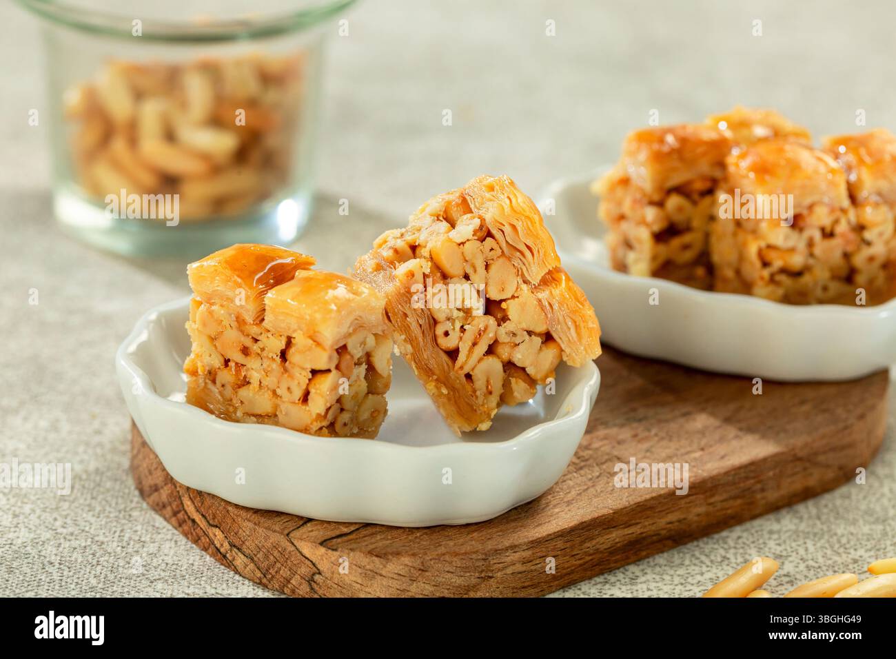 Baklava mit Pinienkernen, arabisches Dessert aus dem Nahen Osten. Stockfoto