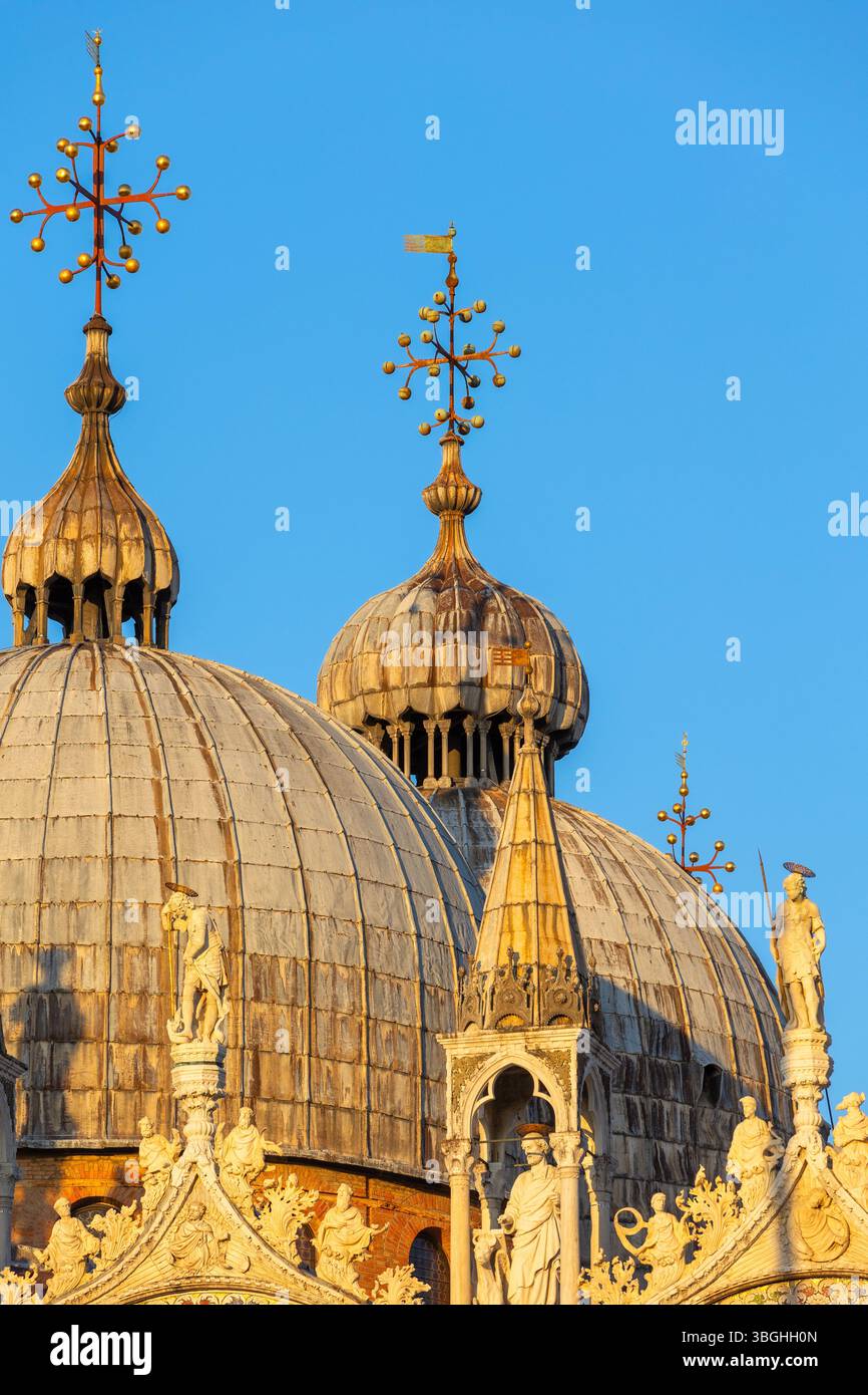 Venedig, Italien Markusdom oder Markusdom aus nächster Nähe Details zur verzierten Fassade Stockfoto