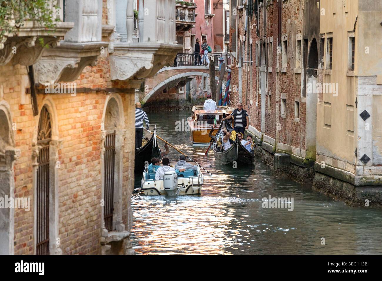 Venedig, Italien - 30. September 2024: Gondoliere in einer Gondelbahn auf dem Kanal der Altstadt, Abend Stockfoto
