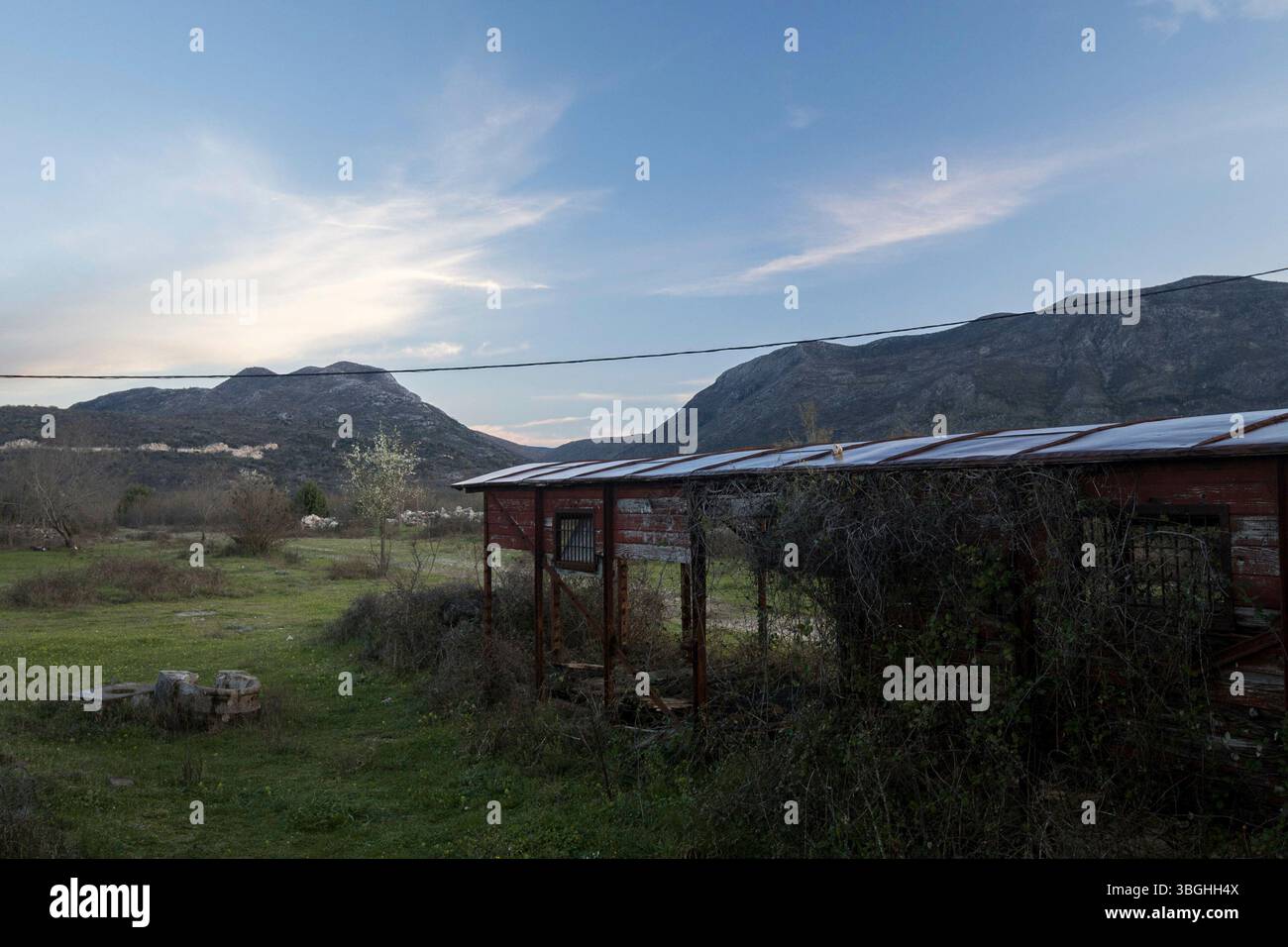 Bosnien und Herzegowina, alter Eisenbahnwagen in Berglandschaft Stockfoto