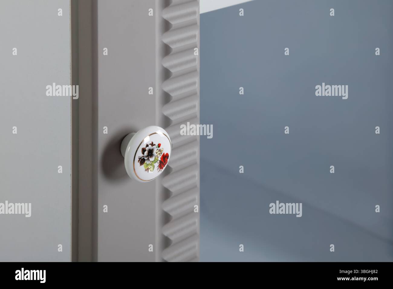 Details zum Kleiderschrank. Schubladentür. Kleidergriff Stockfoto