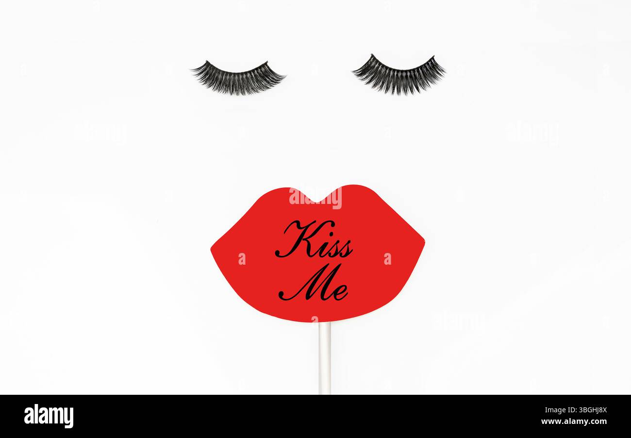 Fotokabine Dekoration mit roten Lippen und Wimpern isoliert auf weißem Hintergrund. Stockfoto