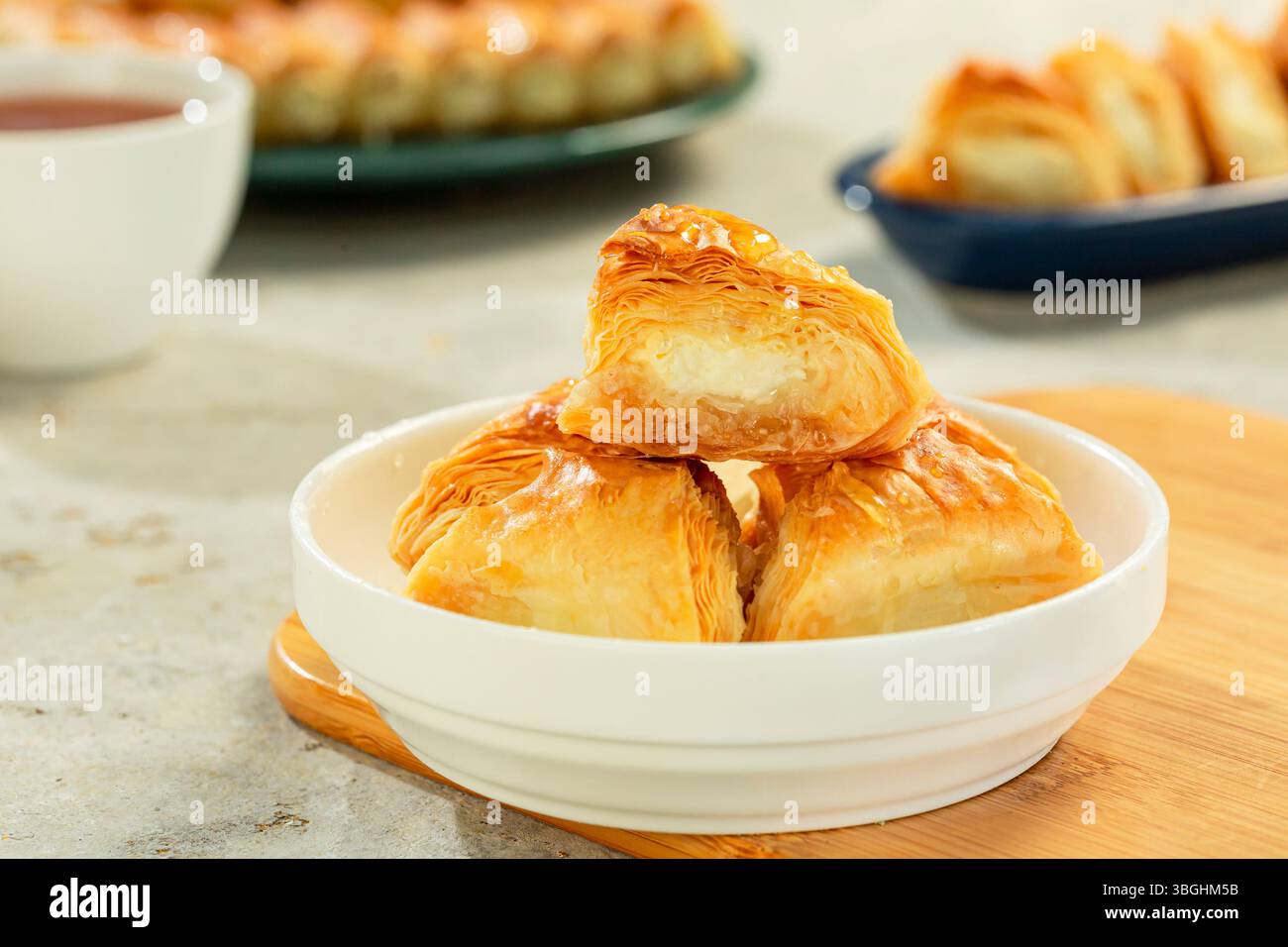 Arabisches Dessert aus dem Nahen Osten, Kallaj mit Sahne. Stockfoto
