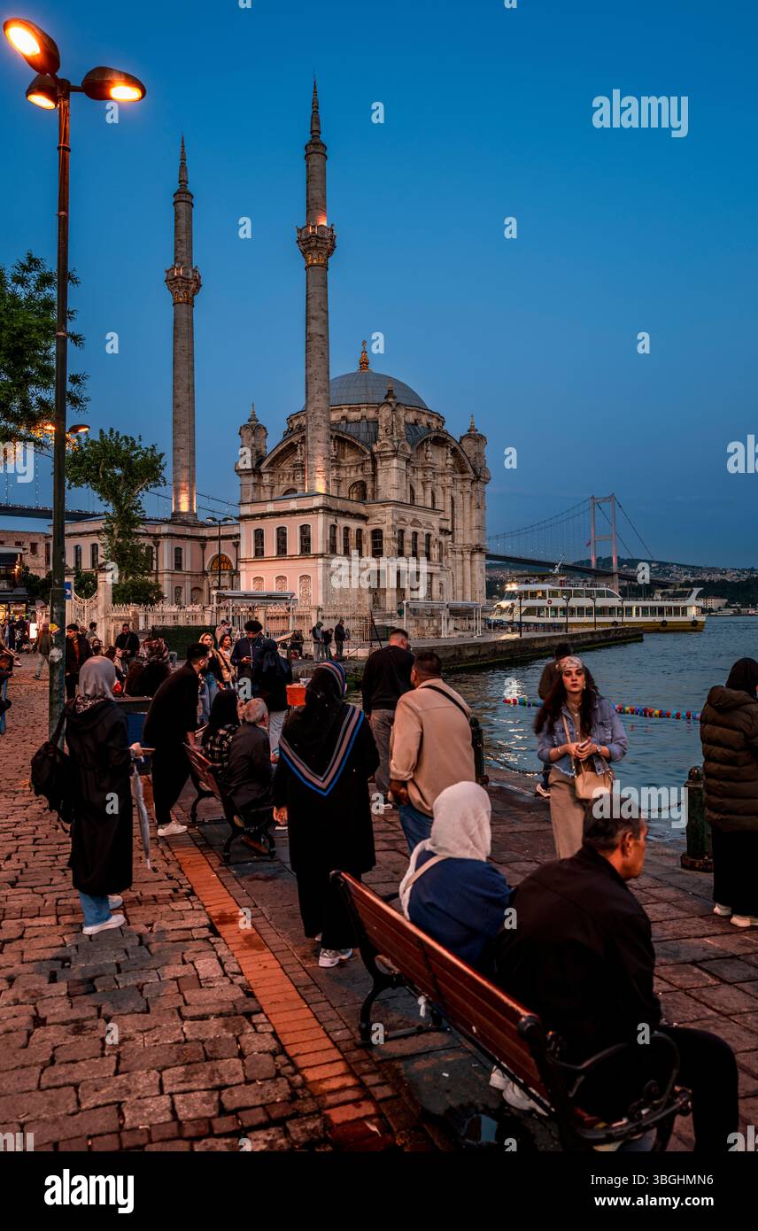 Blaue Stunde in der Büyük Mecidiye Moschee, Ortakoy, Istanbul, Türkei Stockfoto