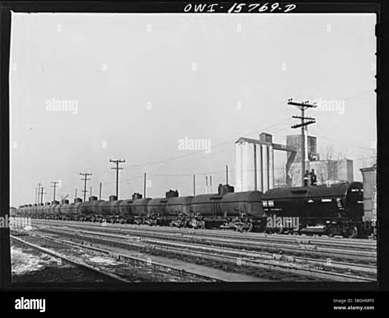 Dieses Bild zeigt einen Zug von Tankwagen auf den Gleisen der Michigan Central Railroad, der den Transport von Flüssigkeiten wie Öl oder Chemikalien auf der Schiene im frühen 20. Jahrhundert veranschaulicht. Stockfoto