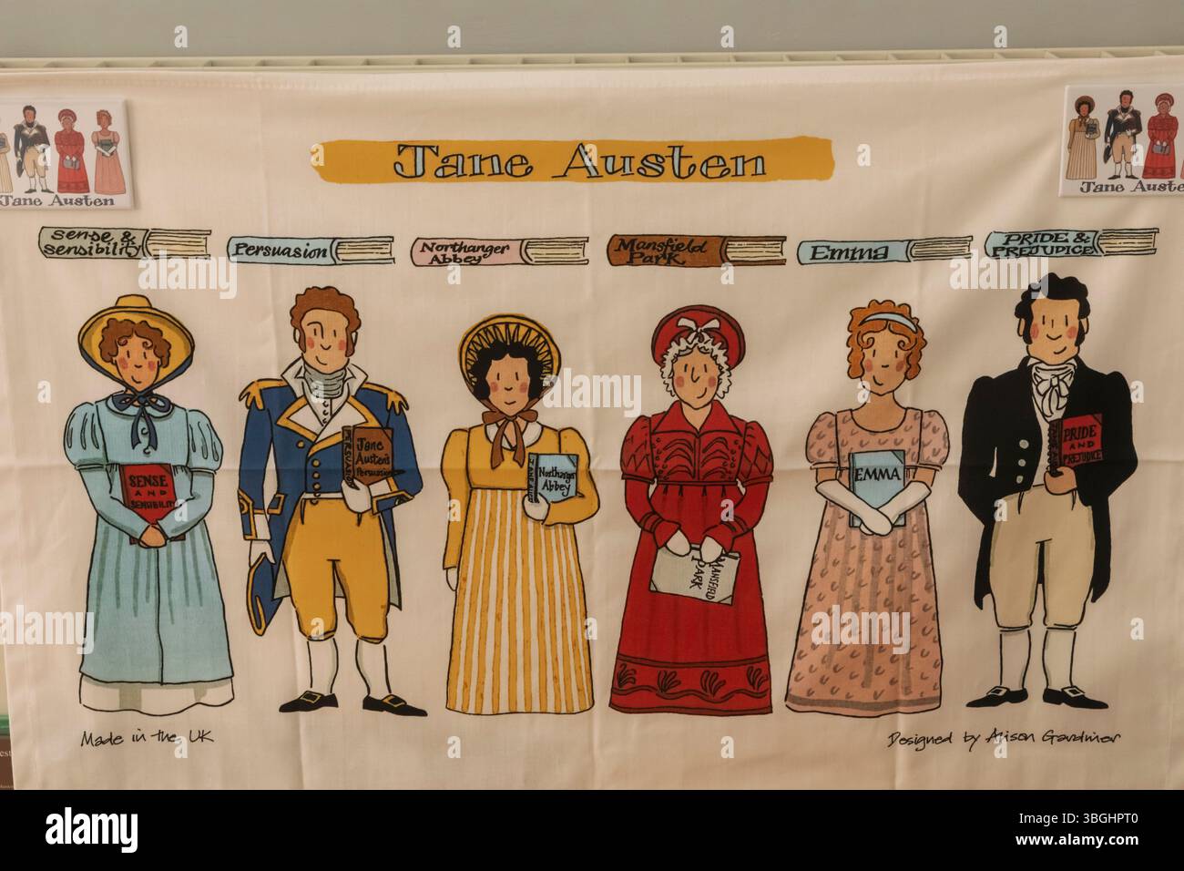 England, Somerset, Bath, Royal Crescent, No.1 Royal Crescent Georgian Home Museum, Souvenir Teetuch im Souvenir-Shop mit Charakteren aus Jane Austens Romanen der Künstlerin und Designerin Alison Gardiner Stockfoto