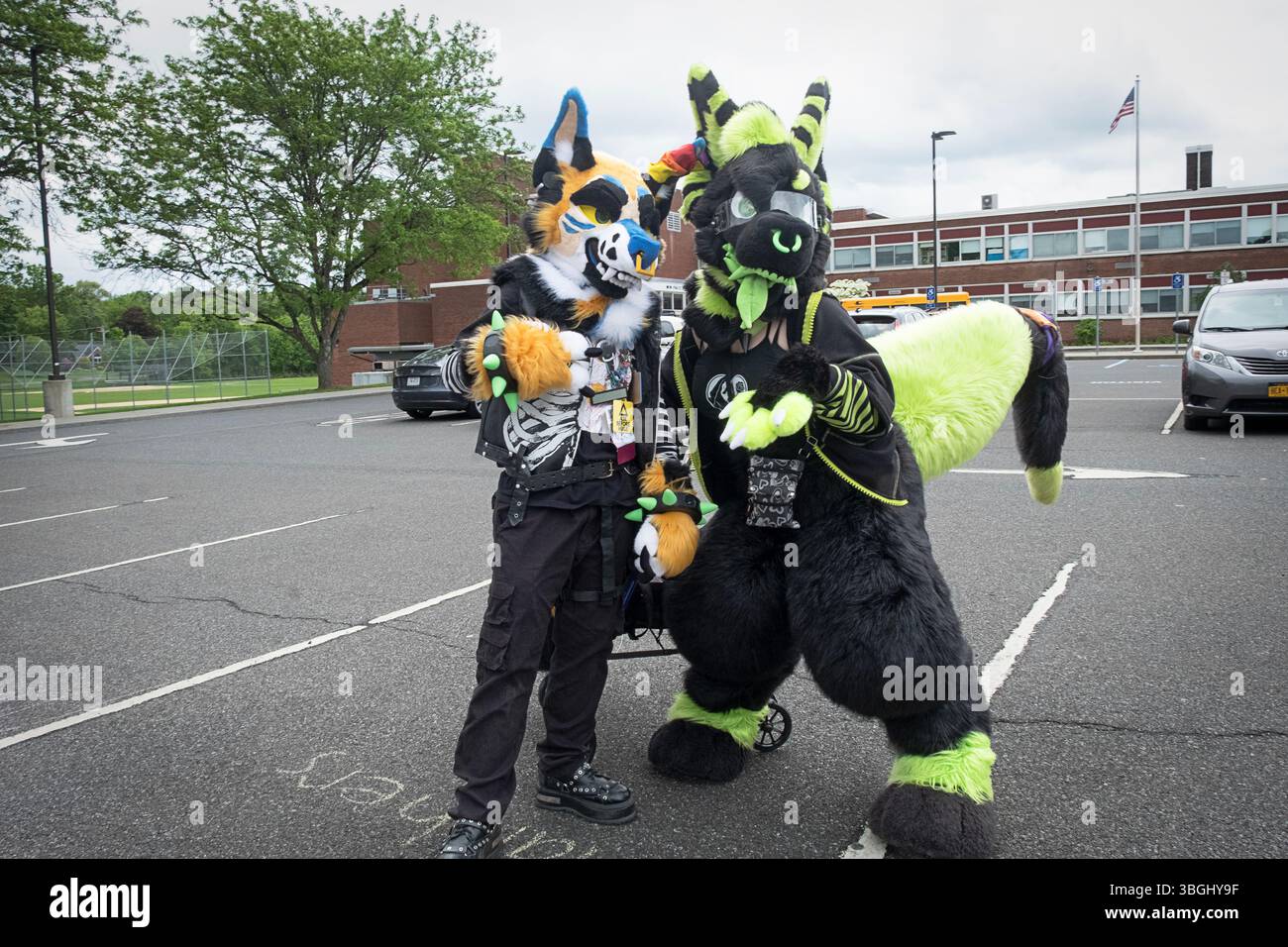 2 anonyme Transfrauen in Ganzkörperkostümen bei der New Paltz Pride Parade 2025 im Ulster County, New York. Stockfoto