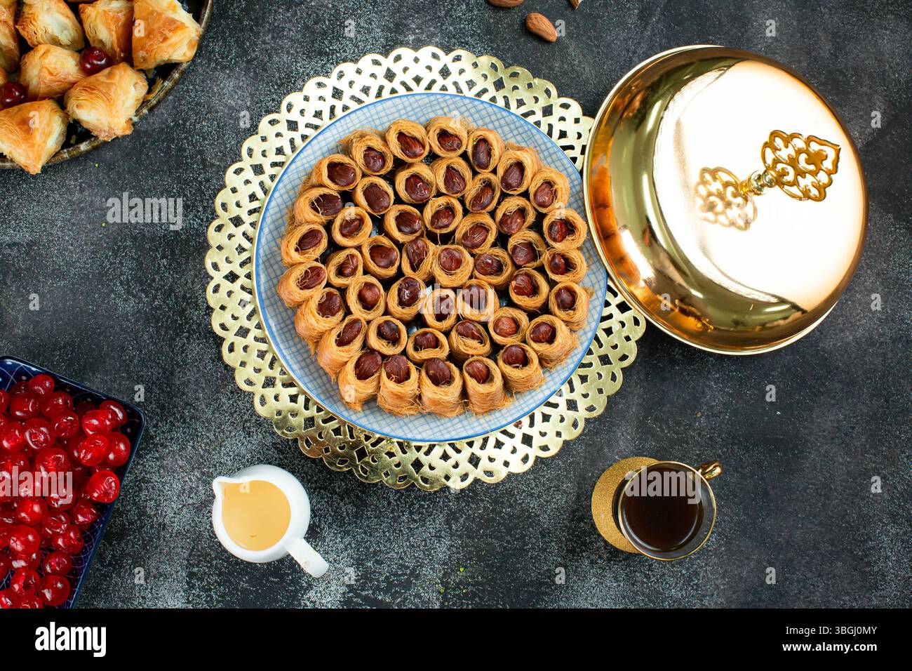 Mandelarmbänder, arabisches osmanisches Dessert aus dem Nahen Osten. Stockfoto