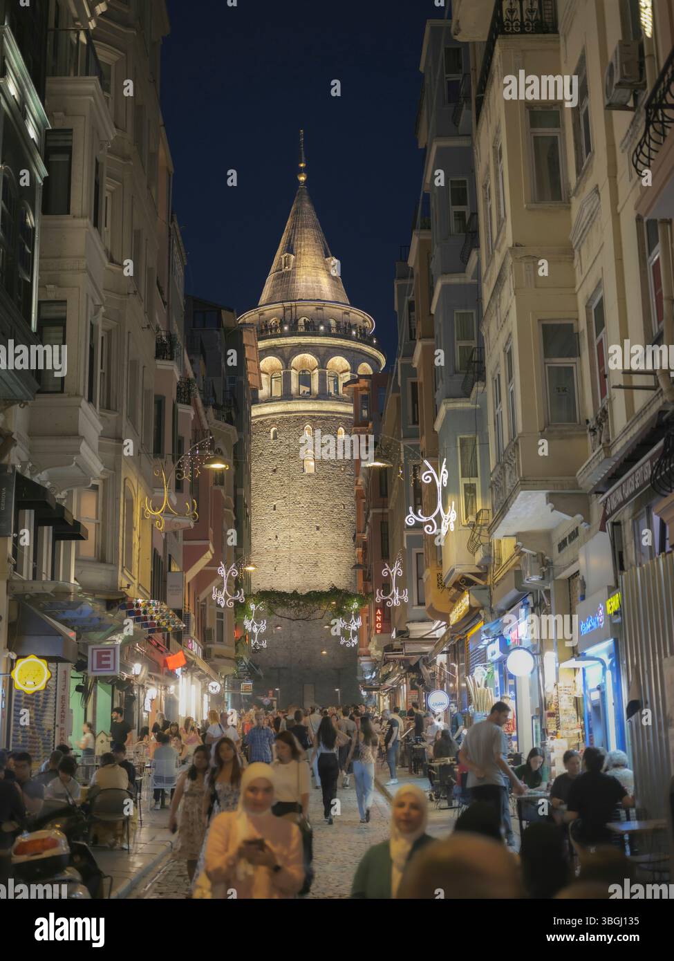 Istanbul, Üsküdar-Viertel, Galata, Galata-Turm, Straßenszene, Passanten, Abend Stockfoto