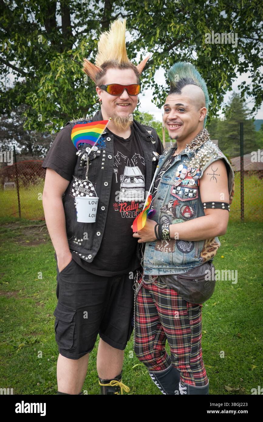 Ein schwules Paar mit hohen Mohawk-Frisuren und Punk-Mode posiert bei der New Paltz Pride Parade 2025 After[Arty]. Stockfoto