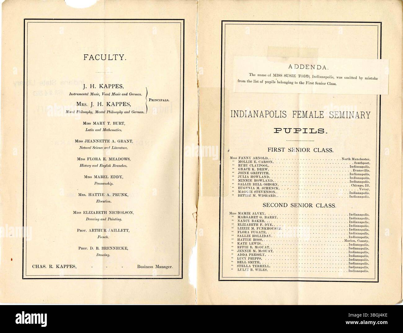 Dieser Katalog des Indianapolis Female Seminary, der die Jahre 1879 bis 1882 abdeckt, enthält Informationen über den Lehrplan, die Fakultät und die Aktivitäten der Studierenden in dieser Zeit. Stockfoto