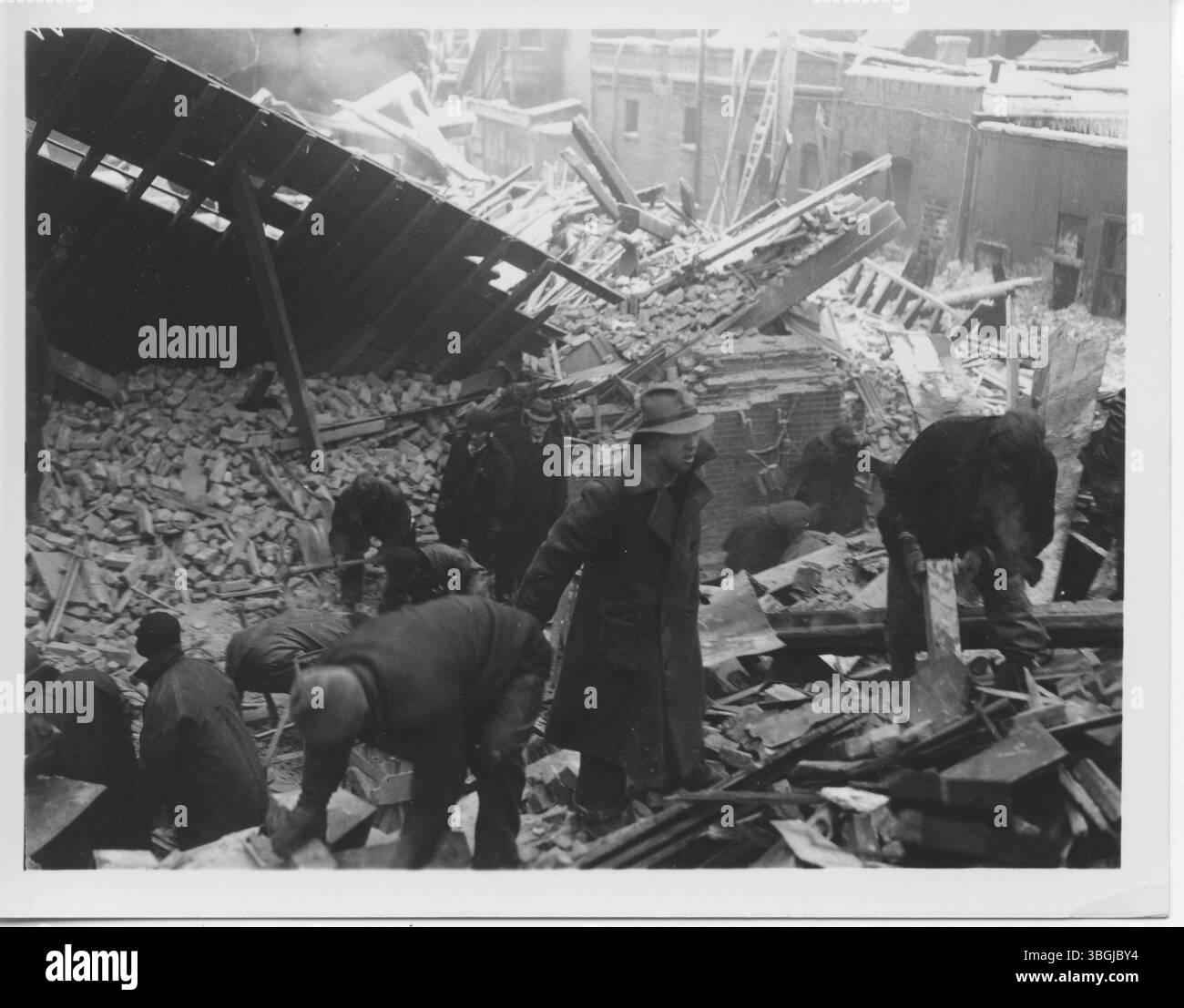 Bei diesem Brand in der Oddfellows Hall in Columbus, Ohio, starben 1936 fünf Feuerwehrleute und sieben weitere wurden verletzt, als die Rückwand des Gebäudes bei einem Brand einstürzte. Der Vorfall ereignete sich am 19. Februar 1936 und begann am Ofen. Die Oddfellows Hall, ein historisches Gebäude aus dem Jahr 1868, befand sich an der South High Street und war eines der ältesten Bürogebäude der Stadt. Stockfoto