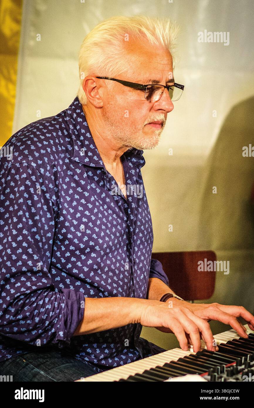 Der französische Musiker Frédéric Brothier, Leiter der Jazzgruppe TriAdd am Keyboard in La Halle, Boussay, Indre-et-Loire (37), Frankreich. Stockfoto