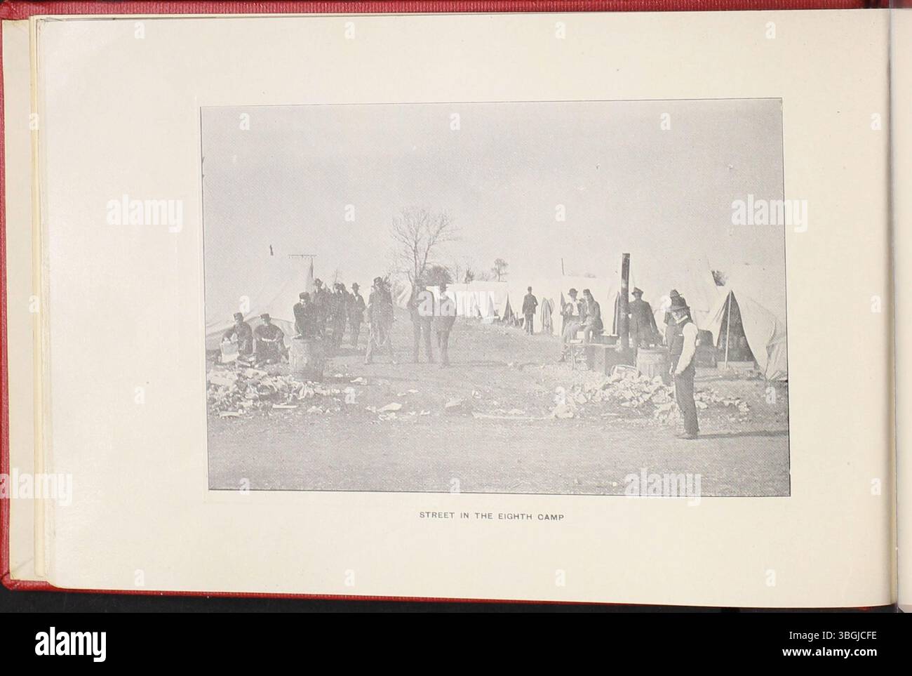 Eine Fotosammlung, die die Reise und Aktivitäten der Ohio-Regimenter in Camp Bushnell, Columbus, in Vorbereitung auf den Spanisch-Amerikanischen Krieg 1898 darstellt. Das Buch zeigt den marsch der Soldaten durch Columbus und ihre Zeit im Lager. Stockfoto