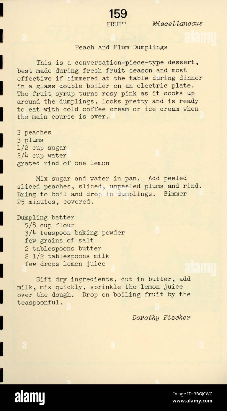 Das 1975 von Mitarbeitern der Columbus Public Library zusammengestellte Kochbuch „Culinary Pleasures of the Library“ enthält Rezepte, die die verschiedenen Kochstile und Vorlieben der Bibliotheksmitarbeiter widerspiegeln. Es bietet eine Momentaufnahme der kulinarischen Vielfalt innerhalb der Bibliotheksgemeinschaft. Stockfoto