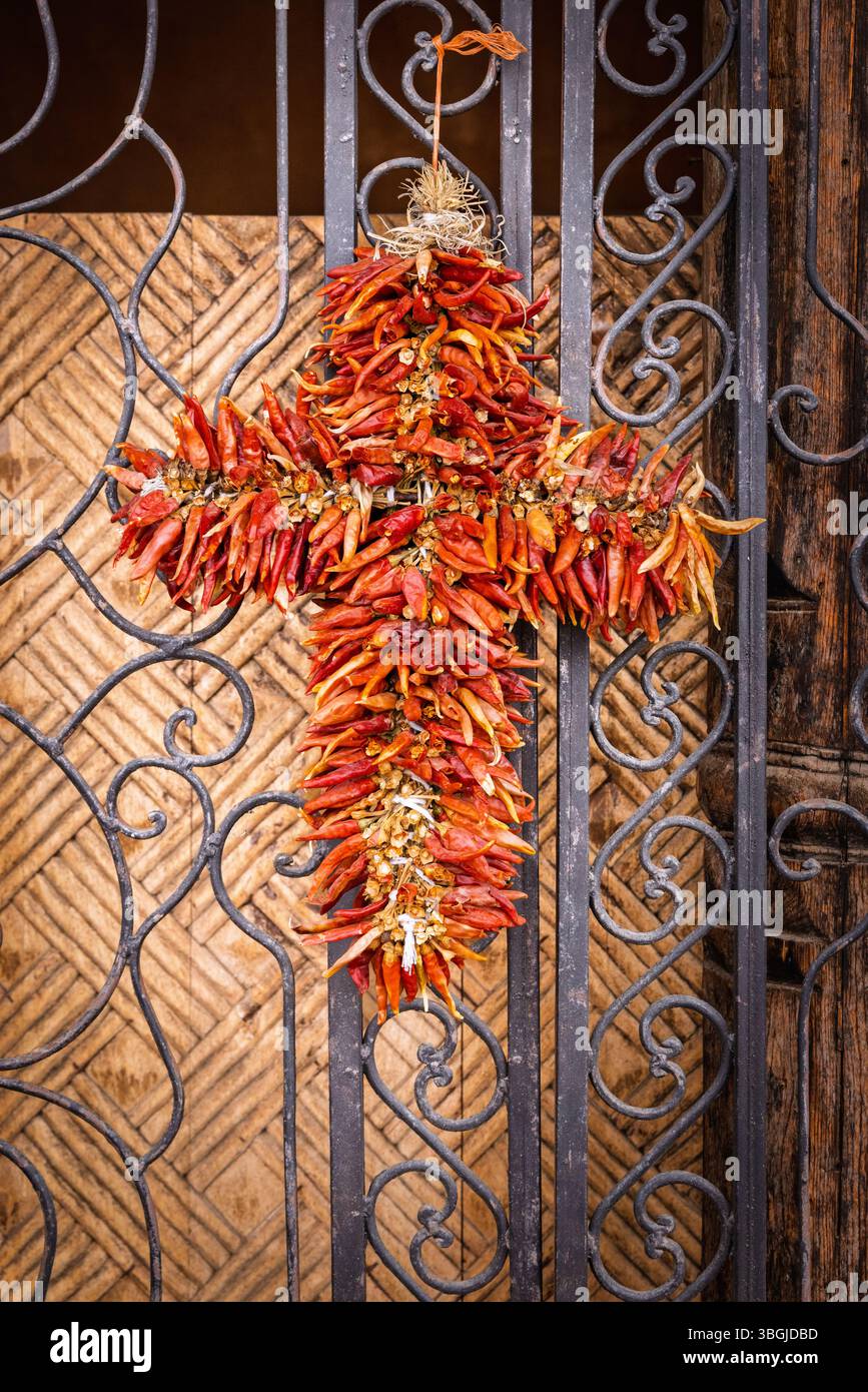Traditionelles Ristra mit rotem Chili-Pfeffer, das in der Tür hängt. Stockfoto